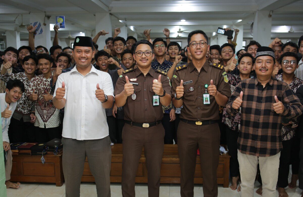 Kejari Nganjuk Berikan Penyuluhan Hukum Santri Ponpes Al Ubaidah