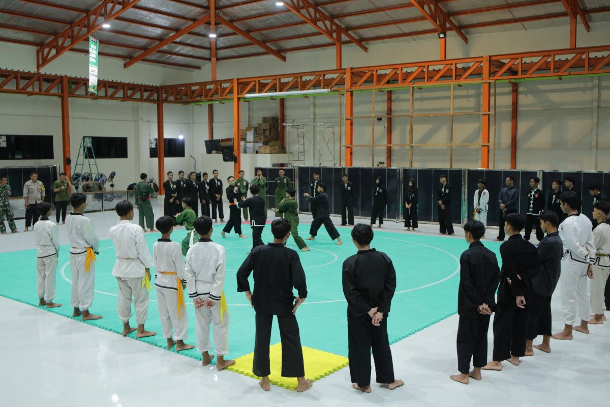 Polres Nganjuk melaksanakan “Program Sowan dan Komunikasi dengan Tokoh Perguruan Silat (Soko Guru)”, di Pondok Pesantren Al Ubaidah, Nganjuk, Jawa Timur, pada Rabu (25/5).