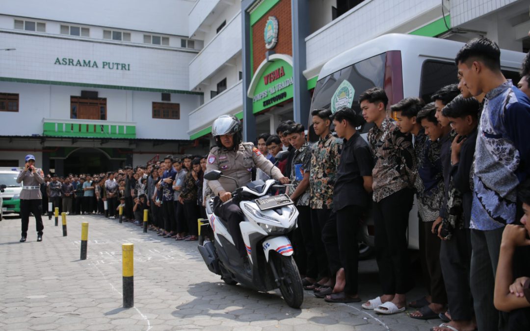 Kasatlantas Polres Nganjuk Ajak Santri Ponpes Al Ubaidah Tertib Lalu Lintas