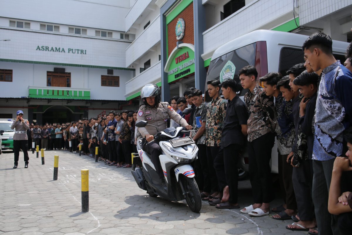 Kasatlantas Polres Nganjuk Ajak Santri Ponpes Al Ubaidah Tertib Lalu Lintas