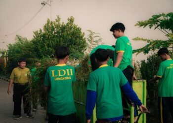 Sambut HUT ke-1089 Nganjuk, Ponpes Millenium Alfiena dan Warga Lengkong Gelar Aksi Bersih Saluran Air