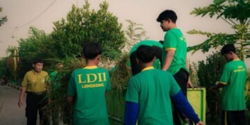 Sambut HUT ke-1089 Nganjuk, Ponpes Millenium Alfiena dan Warga Lengkong Gelar Aksi Bersih Saluran Air