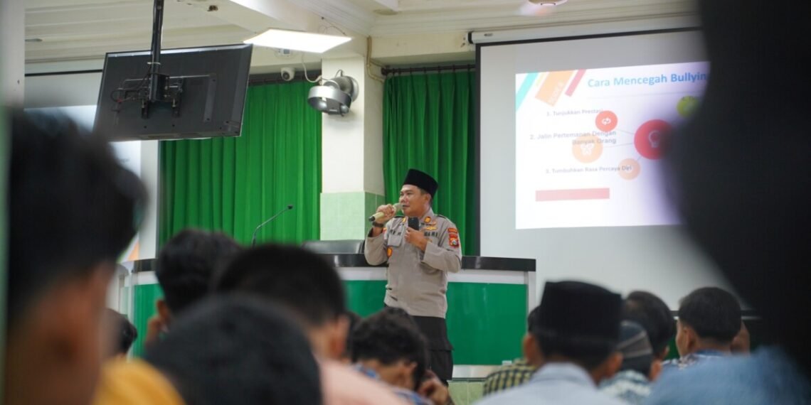 Cegah Perundungan di Lingkungan Pesantren, Polres Nganjuk Bekali Santri Al Ubaidah