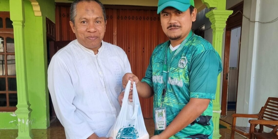 Rayakan Idul Adha, Ponpes Al Ubaidah Bagikan Daging Kurban untuk Warga Sekitar