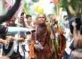 Santri dan Bhikkhu Bertemu di Kertosono, Toleransi Menggema di Jalan Raya