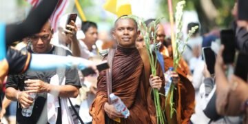 Santri dan Bhikkhu Bertemu di Kertosono, Toleransi Menggema di Jalan Raya