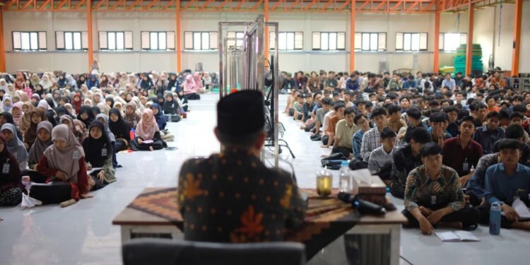 STIKES Semarang Motivasi Santri Al Ubaidah Jadi SDM Profesional Religius