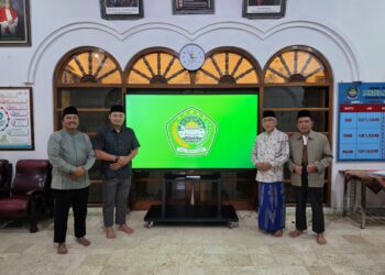 Wakil Ketua Komisi VIII DPR RI Singgih Januratmoko Salurkan Bantuan Smart Board untuk Ponpes Al Ubaidah