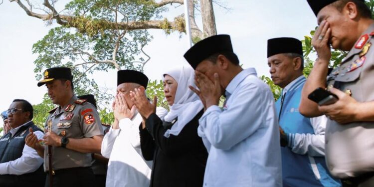 Santri Ponpes Al Ubaidah Meriahkan Penyambutan Kapolri di Nganjuk