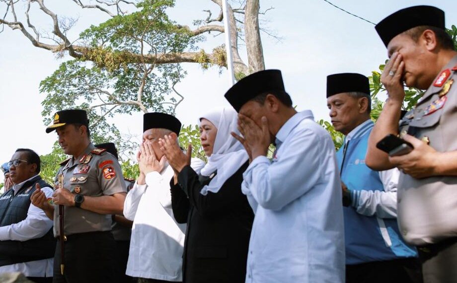 Santri Ponpes Al Ubaidah Meriahkan Penyambutan Kapolri di Nganjuk