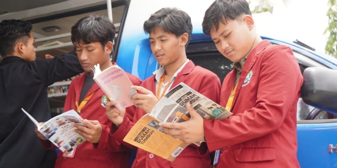 Perpustakaan Keliling Sapa Ponpes Millenium Alfiena, Santri dan Dewan Guru Antusias Membaca